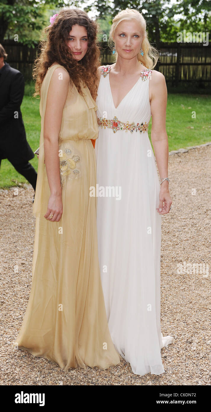 Joely and Daisy Richardson Raisa Gorbachev Foundation Party held at Hampton  Court Palace. London, England - 5.06.10 Stock Photo - Alamy, image size:713x1390