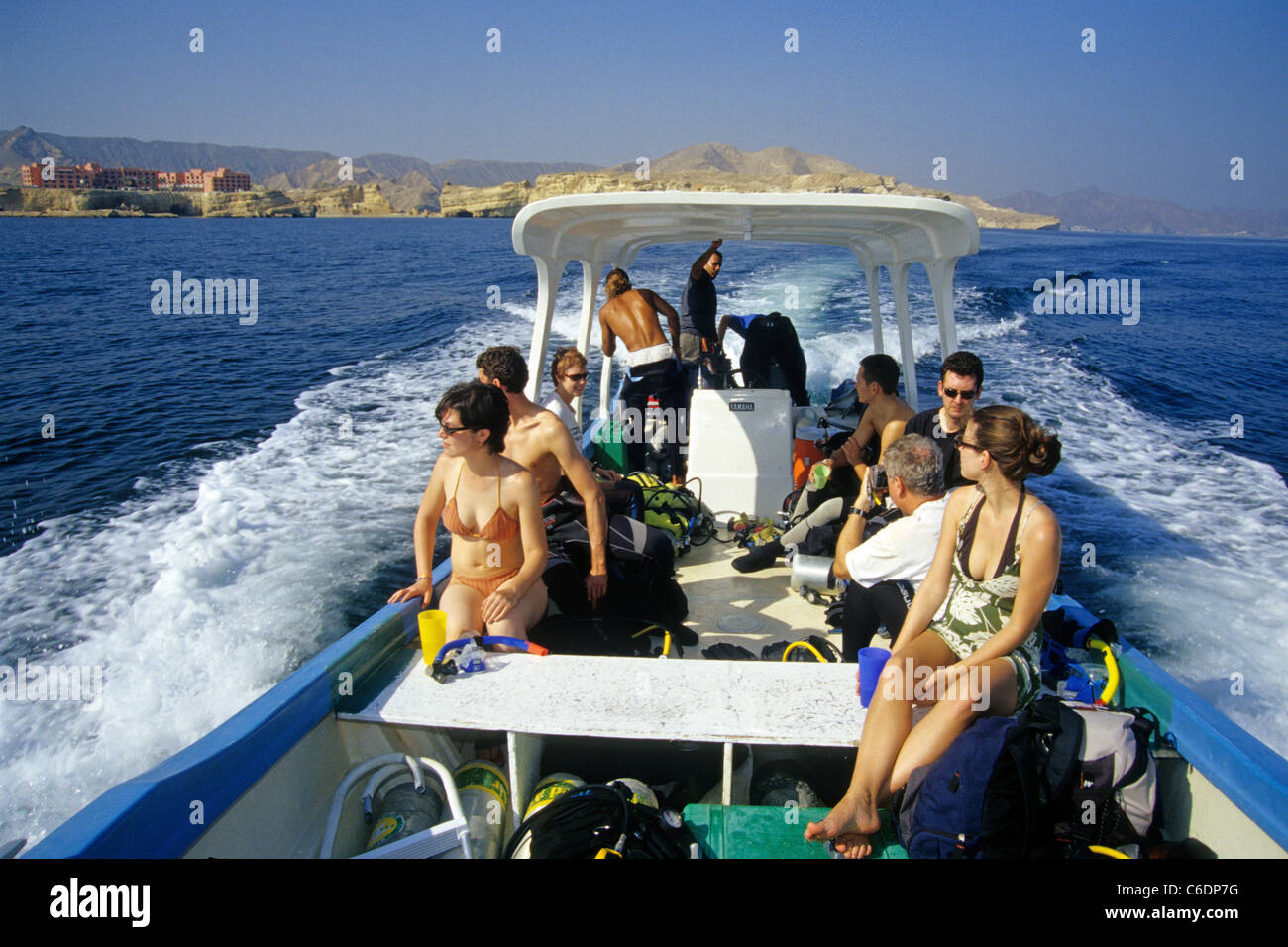 Tauchausfahrt, Tauchboot, Kuestenabschnitt, Bandar Jissah, Diving boat, people, Rocky Coastline of Bandar Jissah Stock Photo