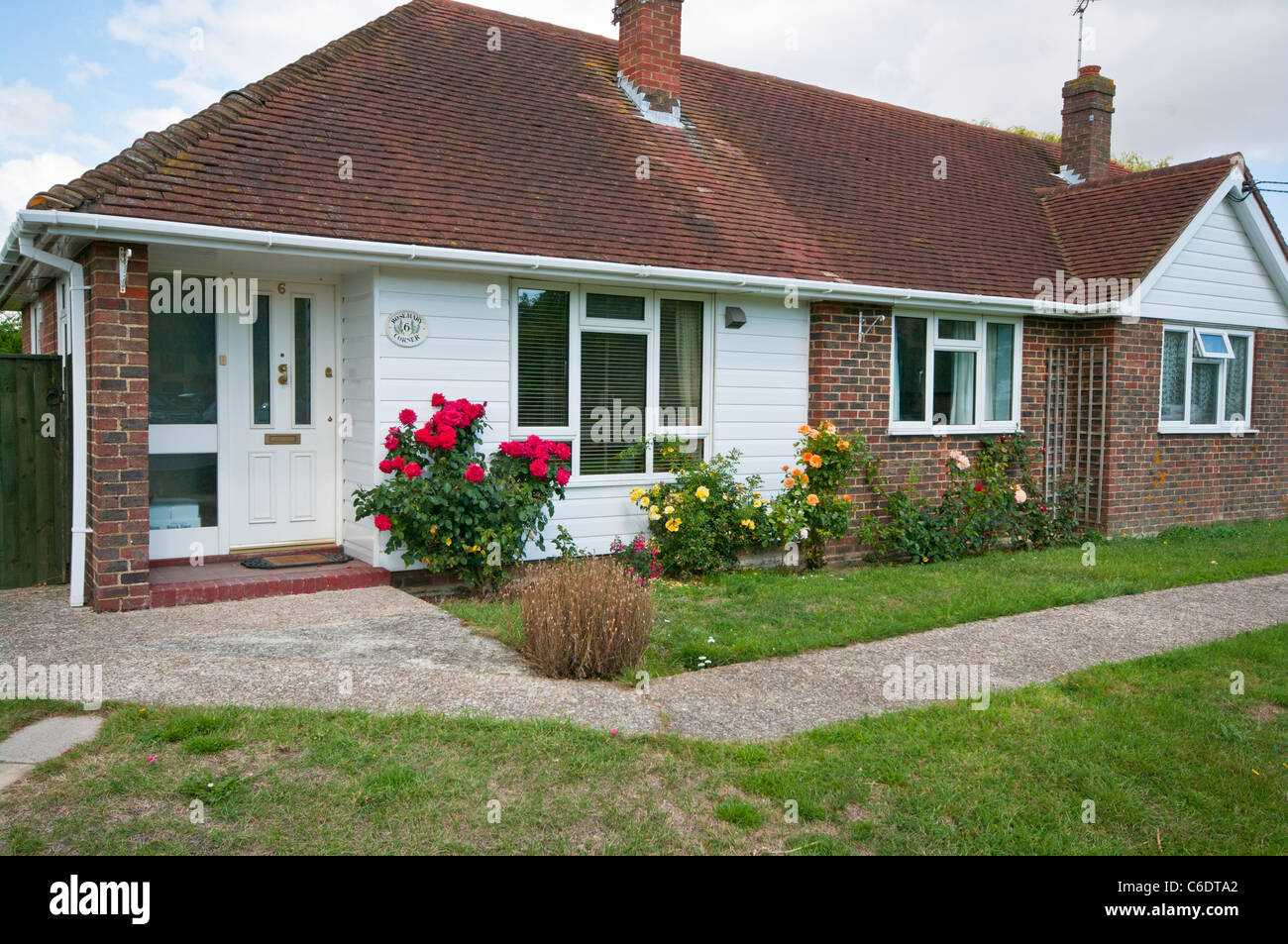 Bungalow uk hi-res stock photography and images - Alamy