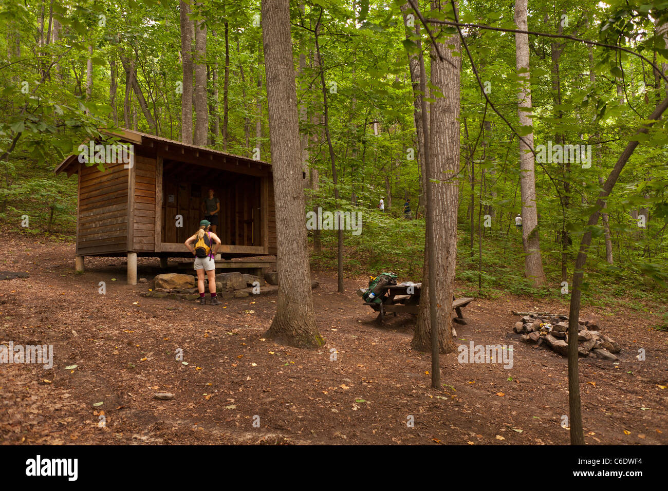 APPALACHIAN TRAIL, VIRGINIA, USA - Hikers at lean-to shelter on trail to McAfee Knob on Catawba Mountain, near city of Roanoke. Stock Photo