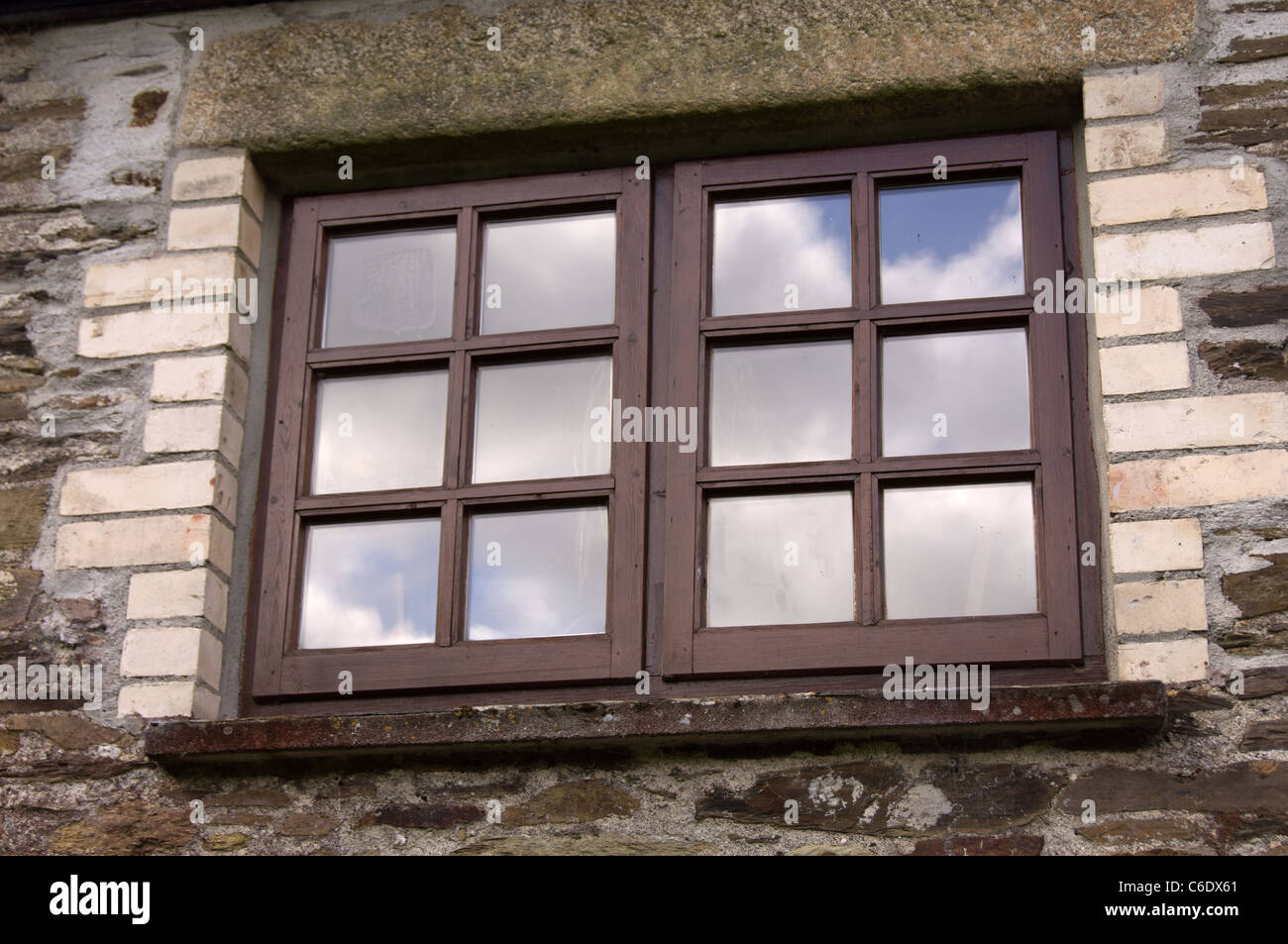 Reflect window hi-res stock photography and images - Alamy