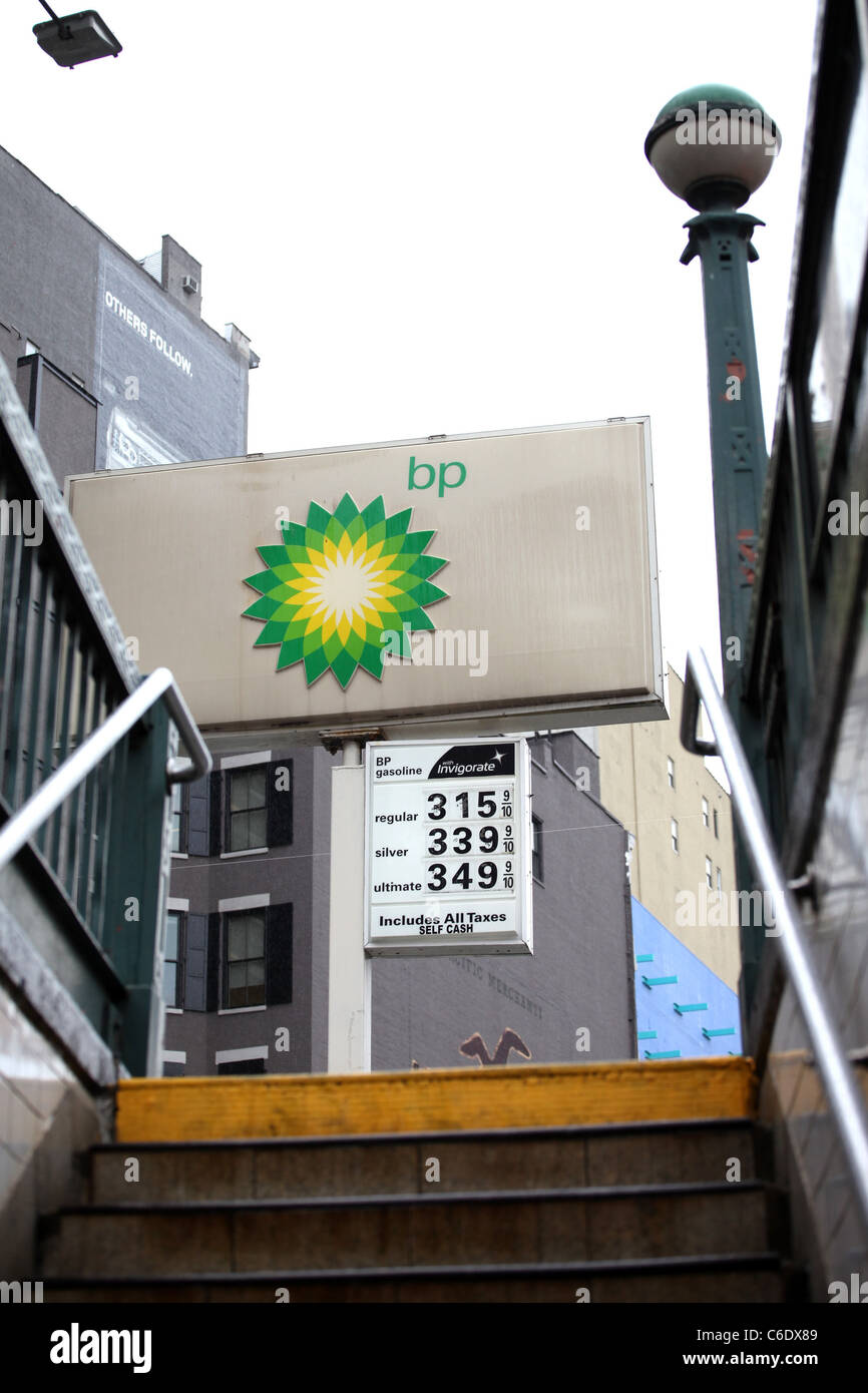 Angry New Yorkers are showing their fury over the Gulf of Mexico oil spill - by daubing BP signs with brown paint. Crack squads Stock Photo