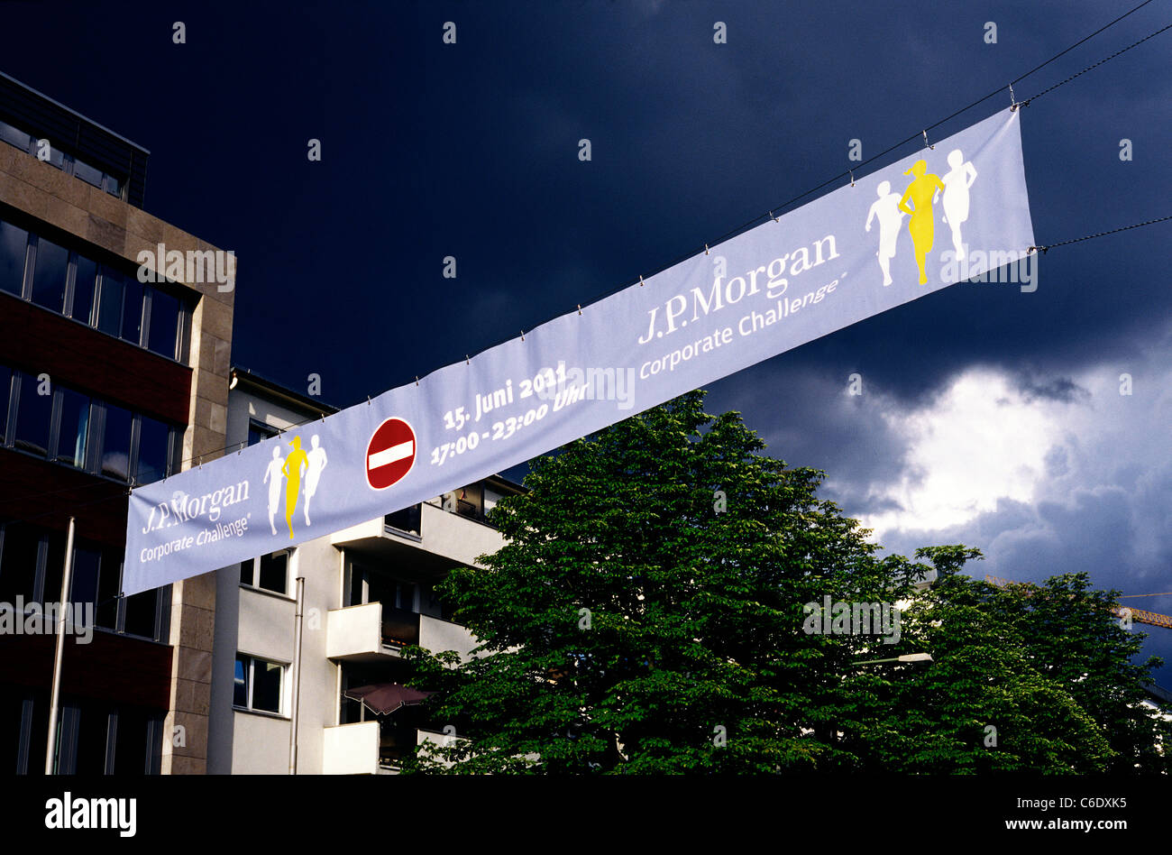 Notice to drivers about Bockenheimer Landstrasse being closed for the annual JP Morgan Corporate Challenge in Frankfurt am Main. Stock Photo