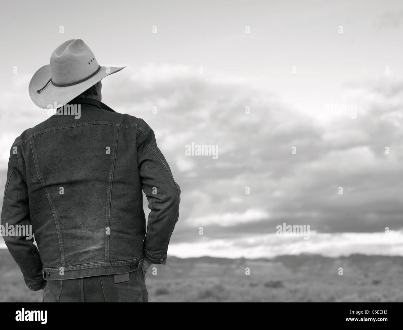 Solitary man in desert hi-res stock photography and images - Alamy