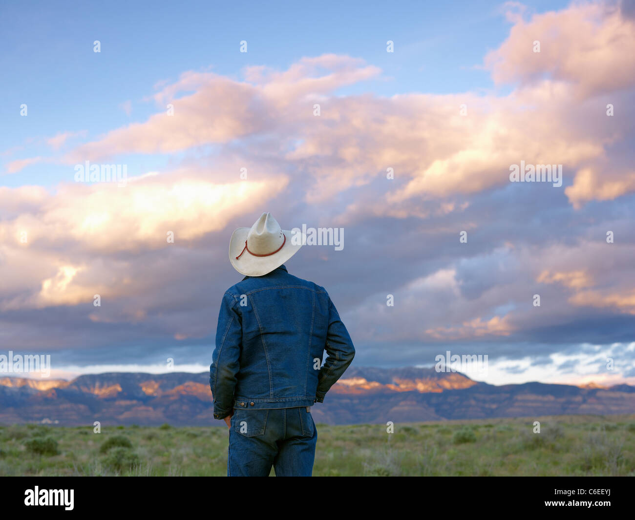 Solitary man in desert hi-res stock photography and images - Alamy