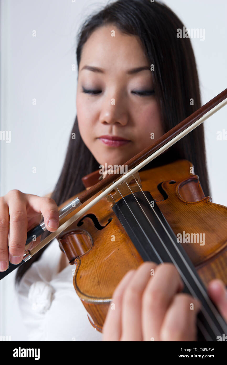 Japanese female, woman, violinist, violin player Stock Photo Alamy