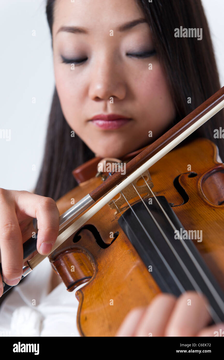 Japanese female, woman, violinist, violin player Stock Photo Alamy