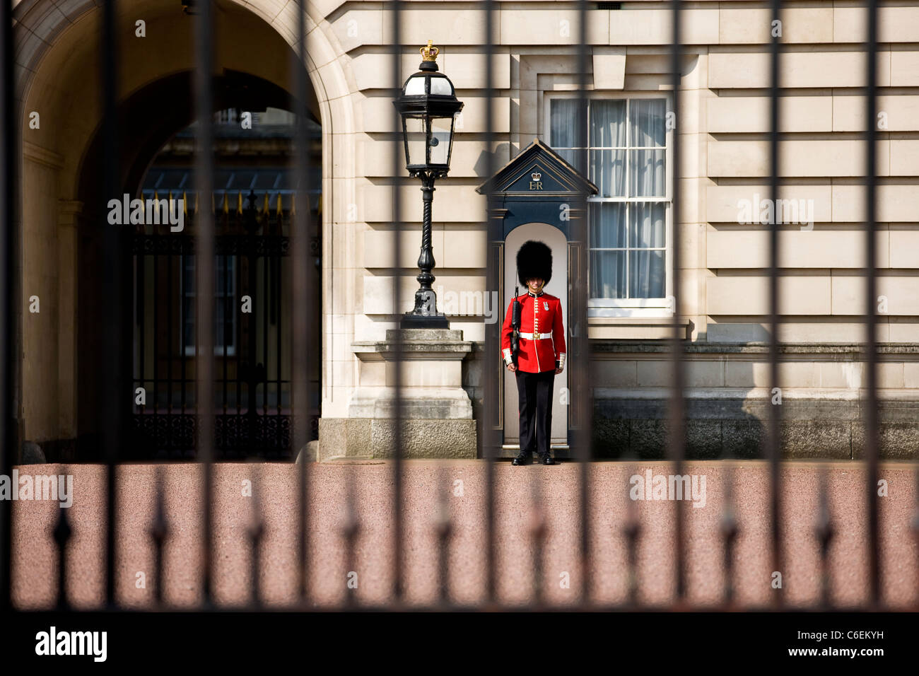 An Irish guard standing outside Buckingham Palace, London Stock Photo