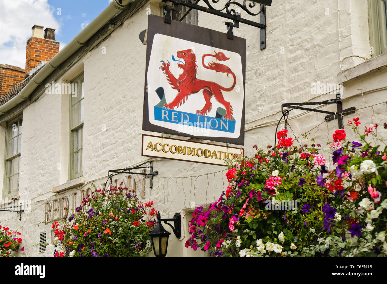 Traditional English pub 'The Red Lion' Stock Photo