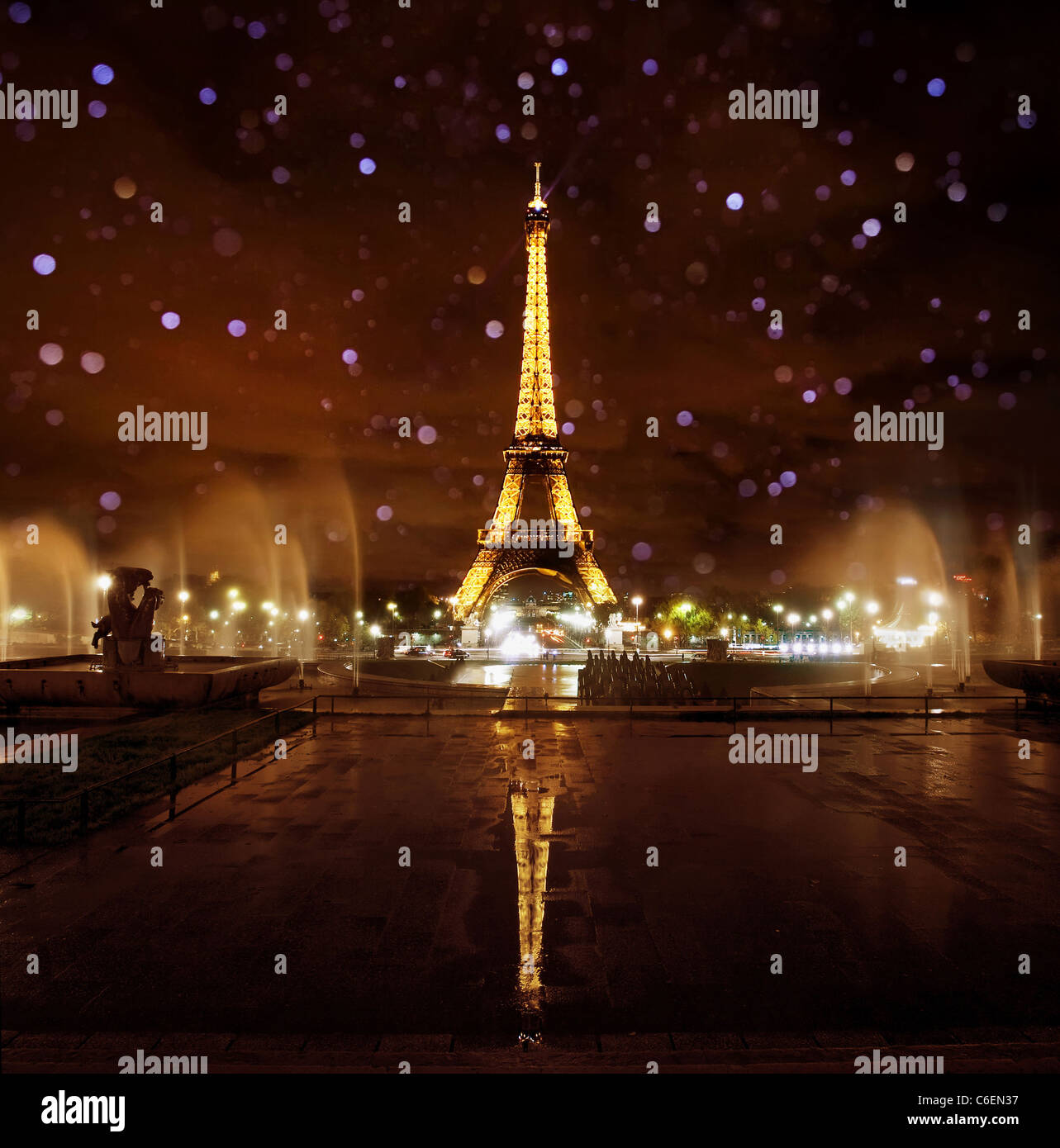 Eiffel tower illuminated night paris hires stock photography and