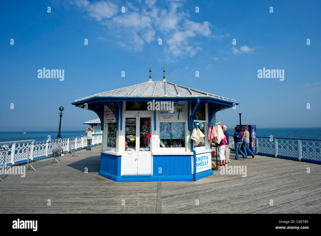 Shop on Llandudno pier Stock Photo Alamy