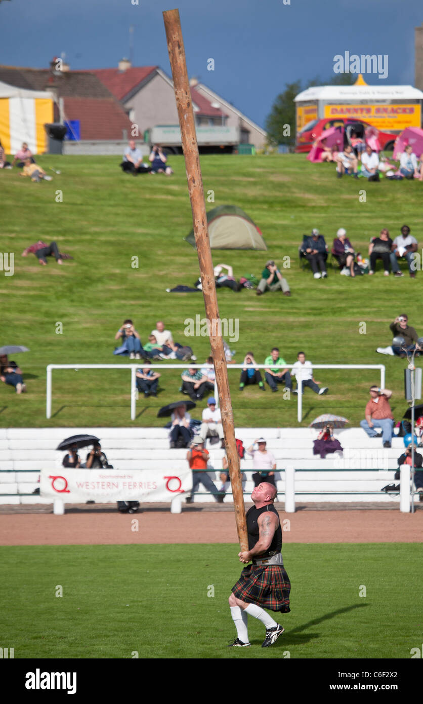 Kilted competitor tossing caber in hi-res stock photography and images ...