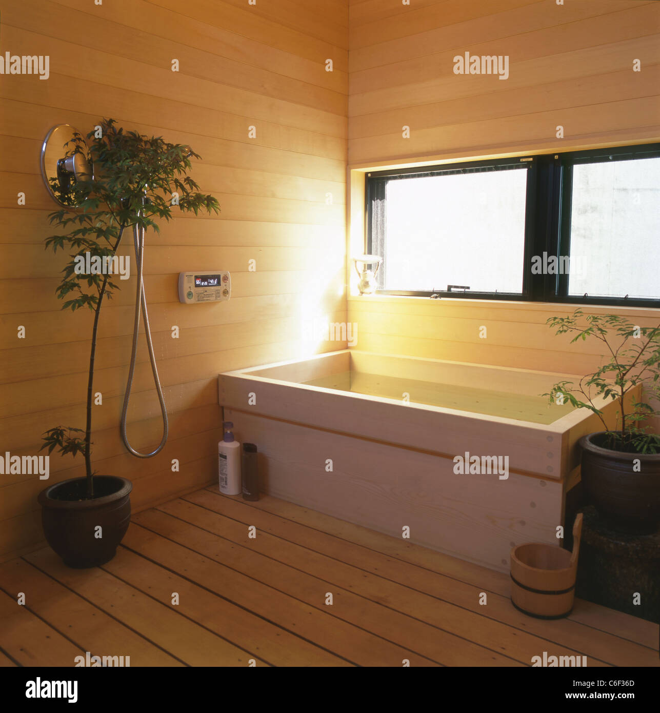 Featured image of post Japanese Wooden Bathtub : Combined with the wooden and.