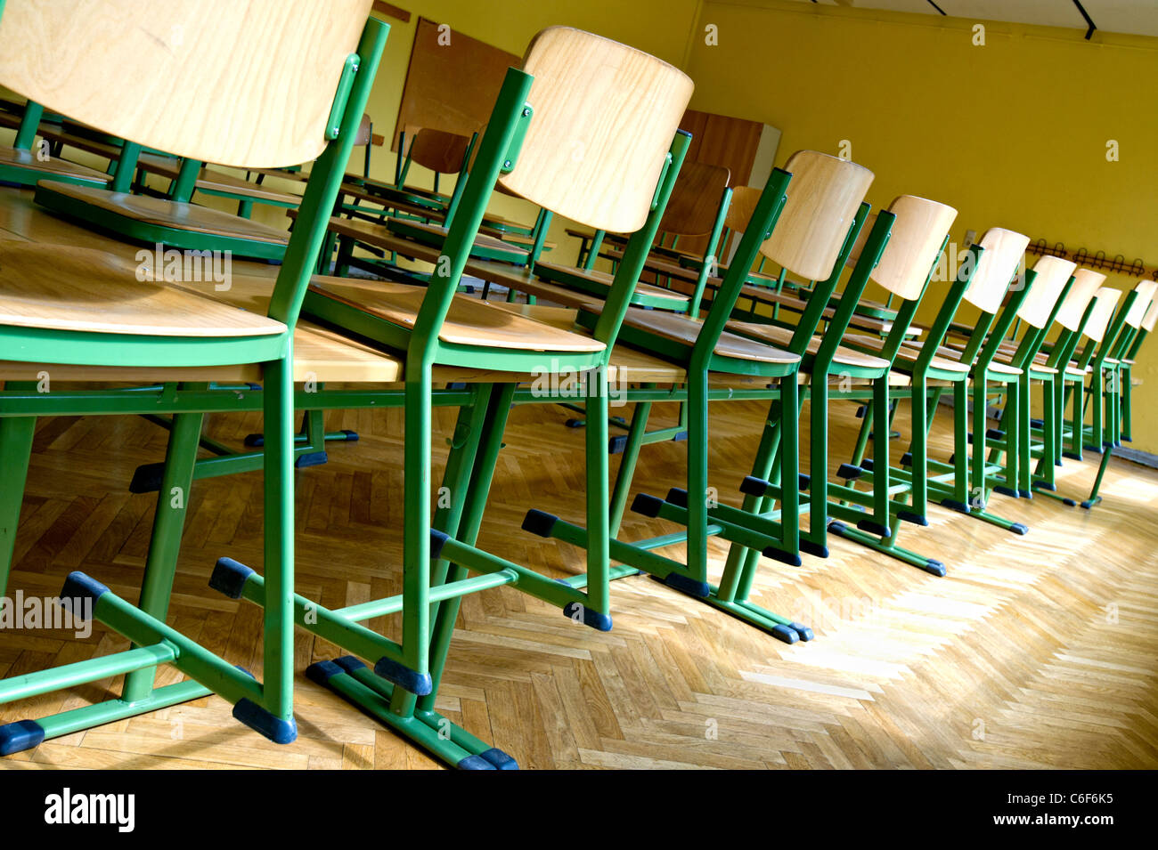 Klassenzimmer ohne Schüler; classroom without students Stock Photo