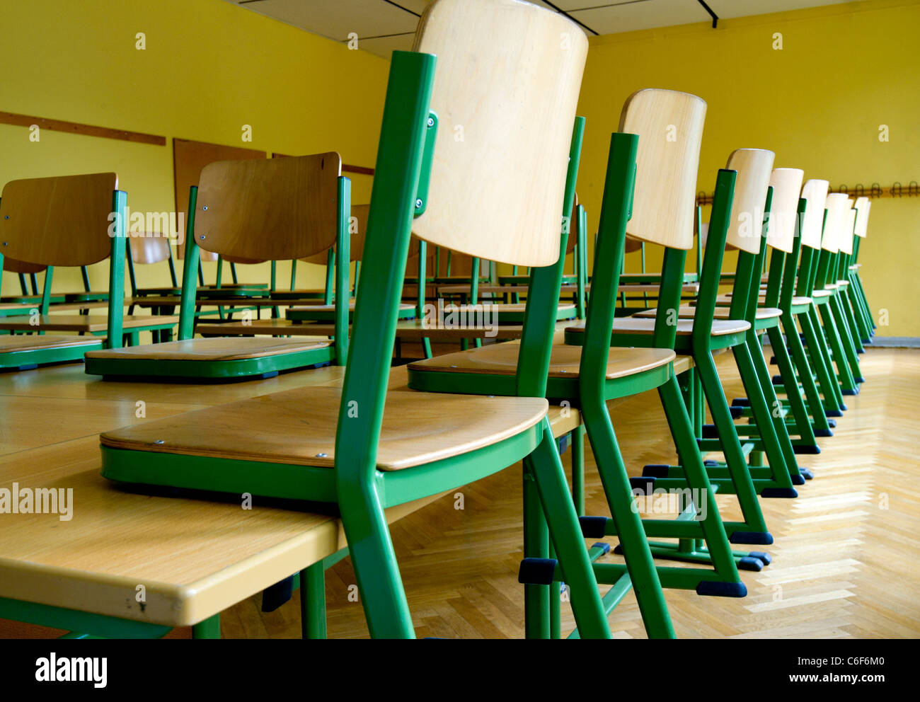 Klassenzimmer ohne Schüler; classroom without students Stock Photo
