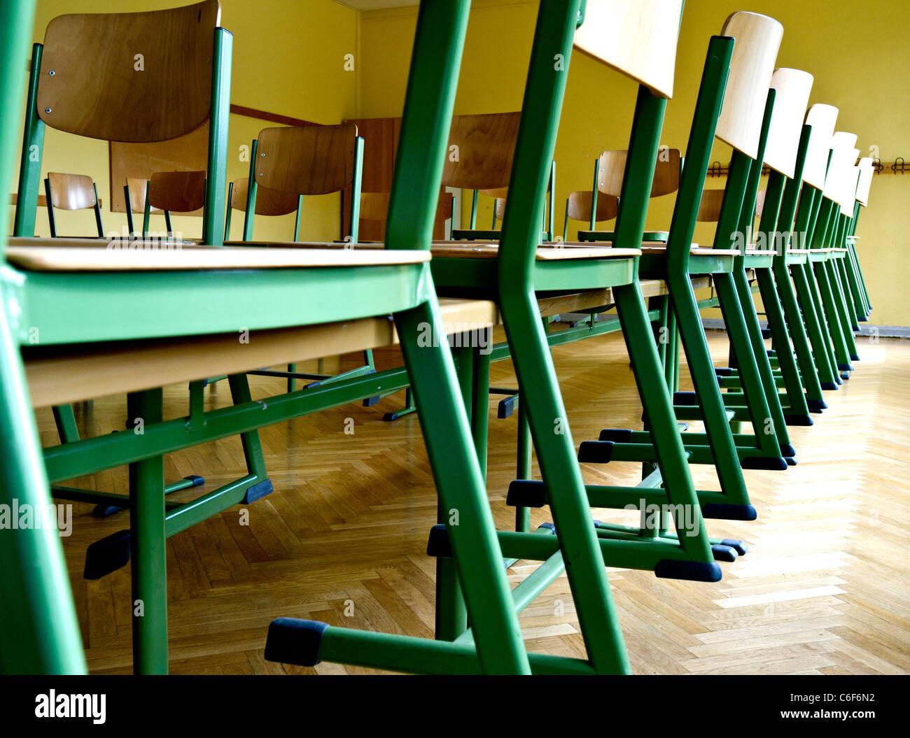 Klassenzimmer ohne Schüler; classroom without students Stock Photo