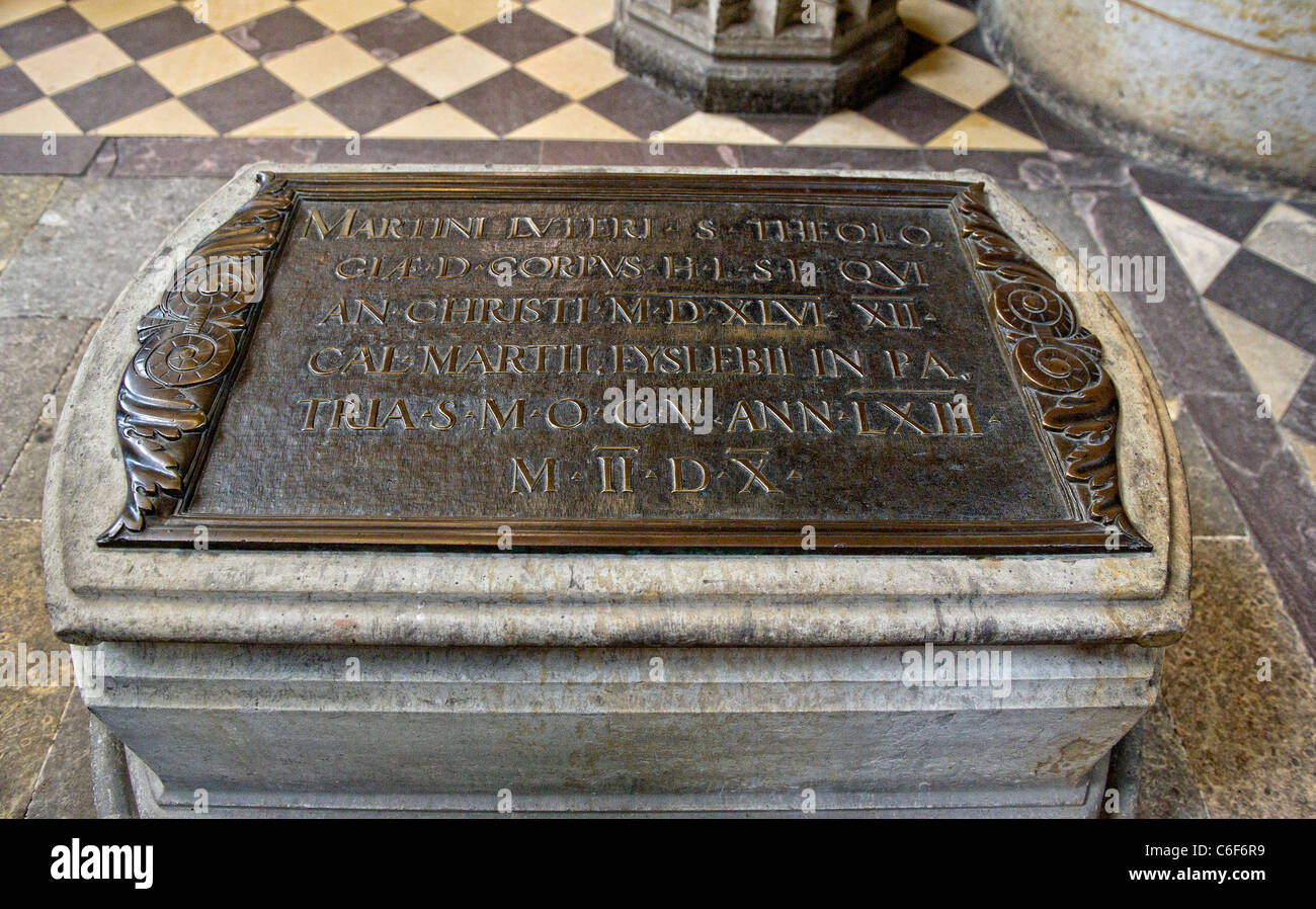 Grab von Martin Luther in der Schlosskirche zu Wittenberg; Tomb of Martin  Luther in the Castle Church of Wittenberg Stock Photo - Alamy