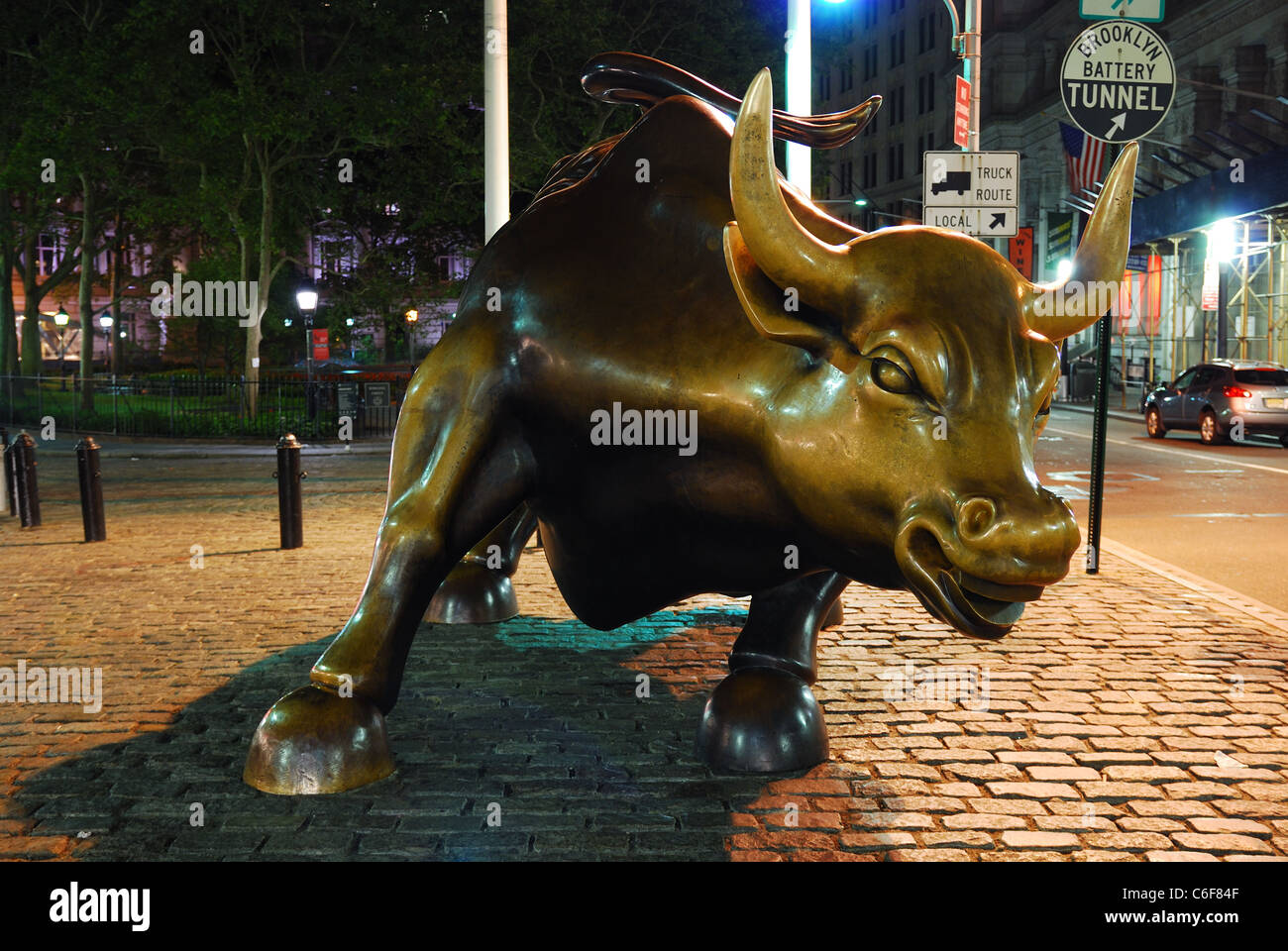 Wall Street Charging Bull in New York City Manhattan Stock Photo Alamy