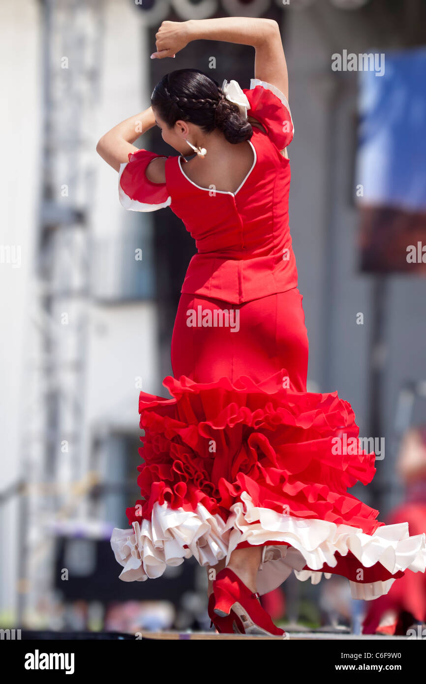 Woman flamenco dress fotografías e imágenes de alta resolución - Alamy