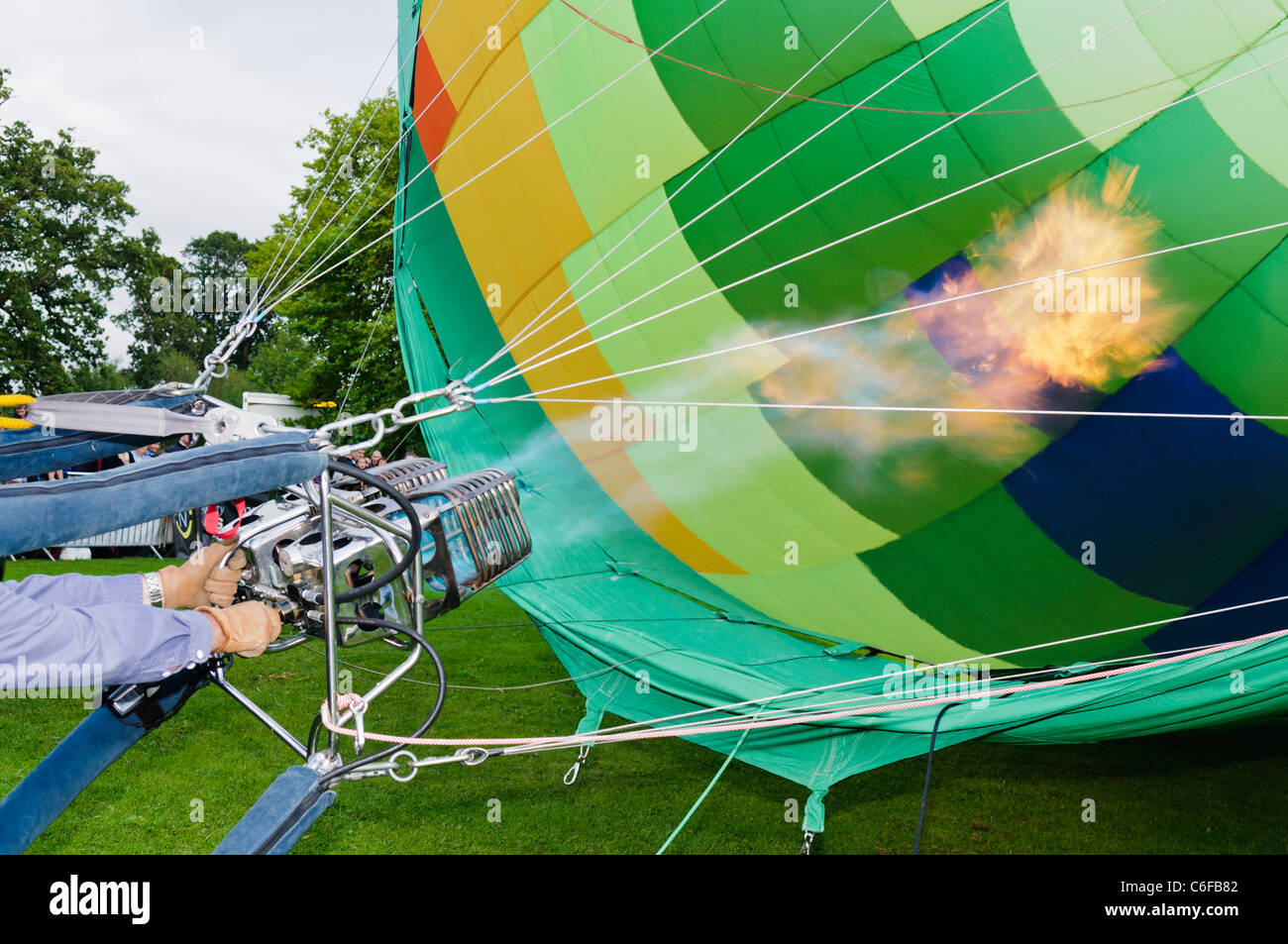 Hot air balloons lifting off hires stock photography and images Alamy