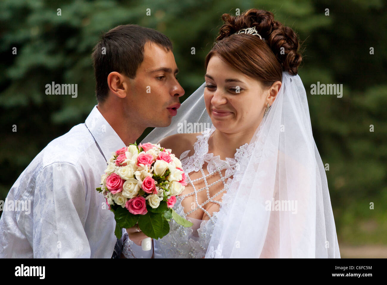 Happy smiling bride and groom Stock Photo - Alamy