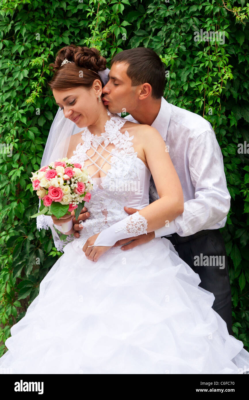 Happy smiling bride and groom Stock Photo - Alamy