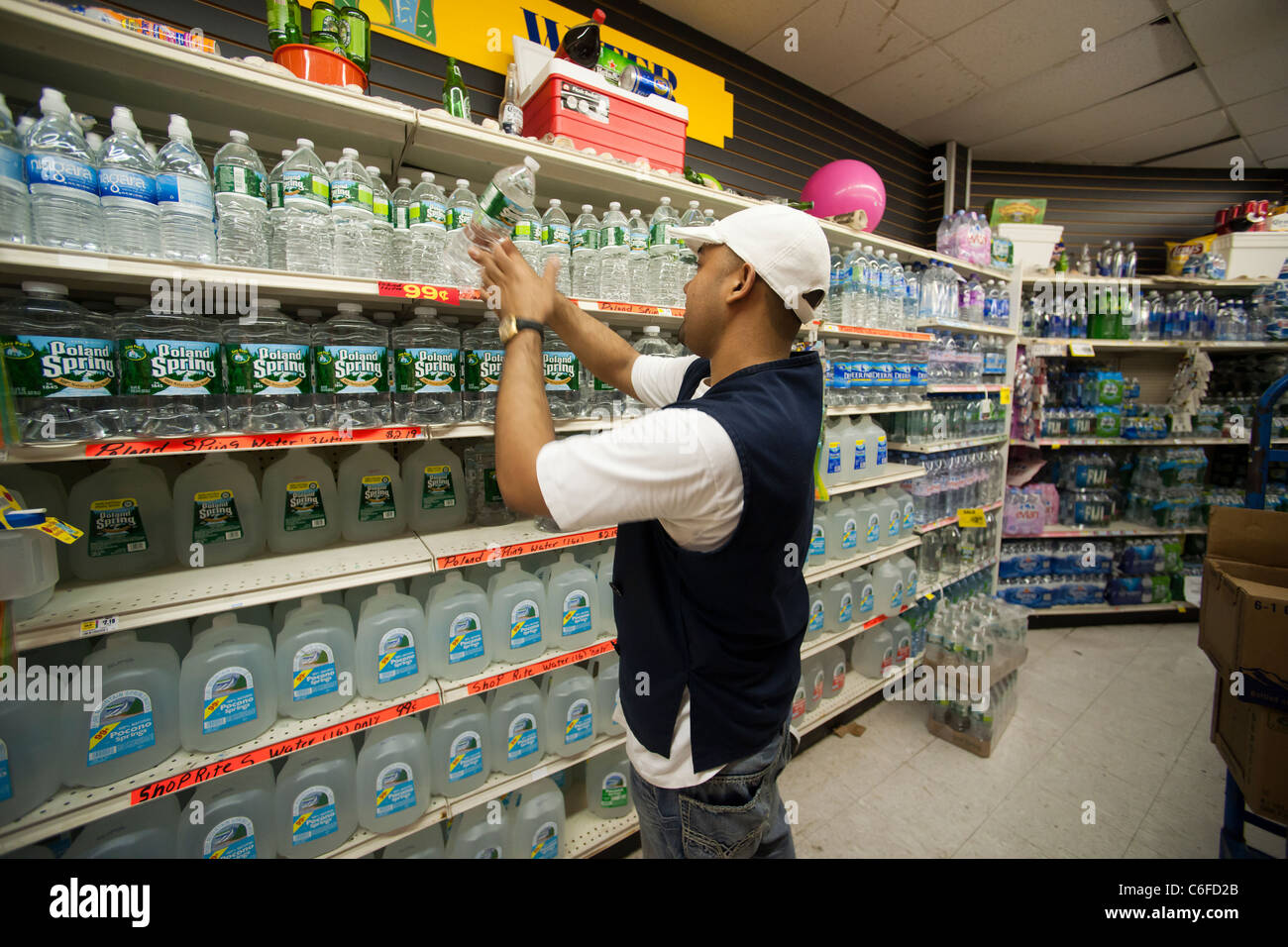 Store employee stocking shelves hires stock photography and images Alamy