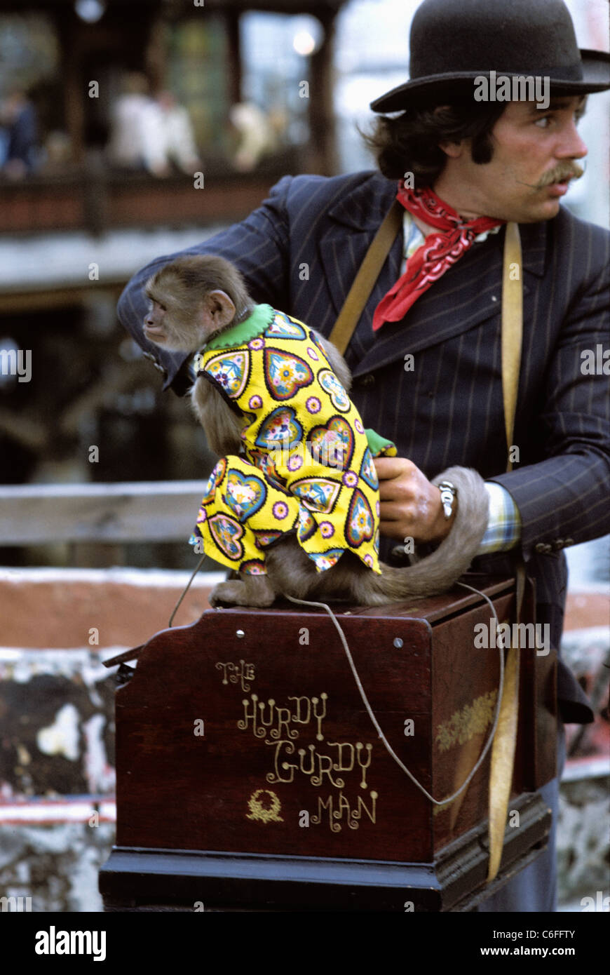 Hurdy Gurdy Man And His Trained Monkey Entertain At San Francisco'S  Fisherman'S Wharf Stock Photo - Alamy