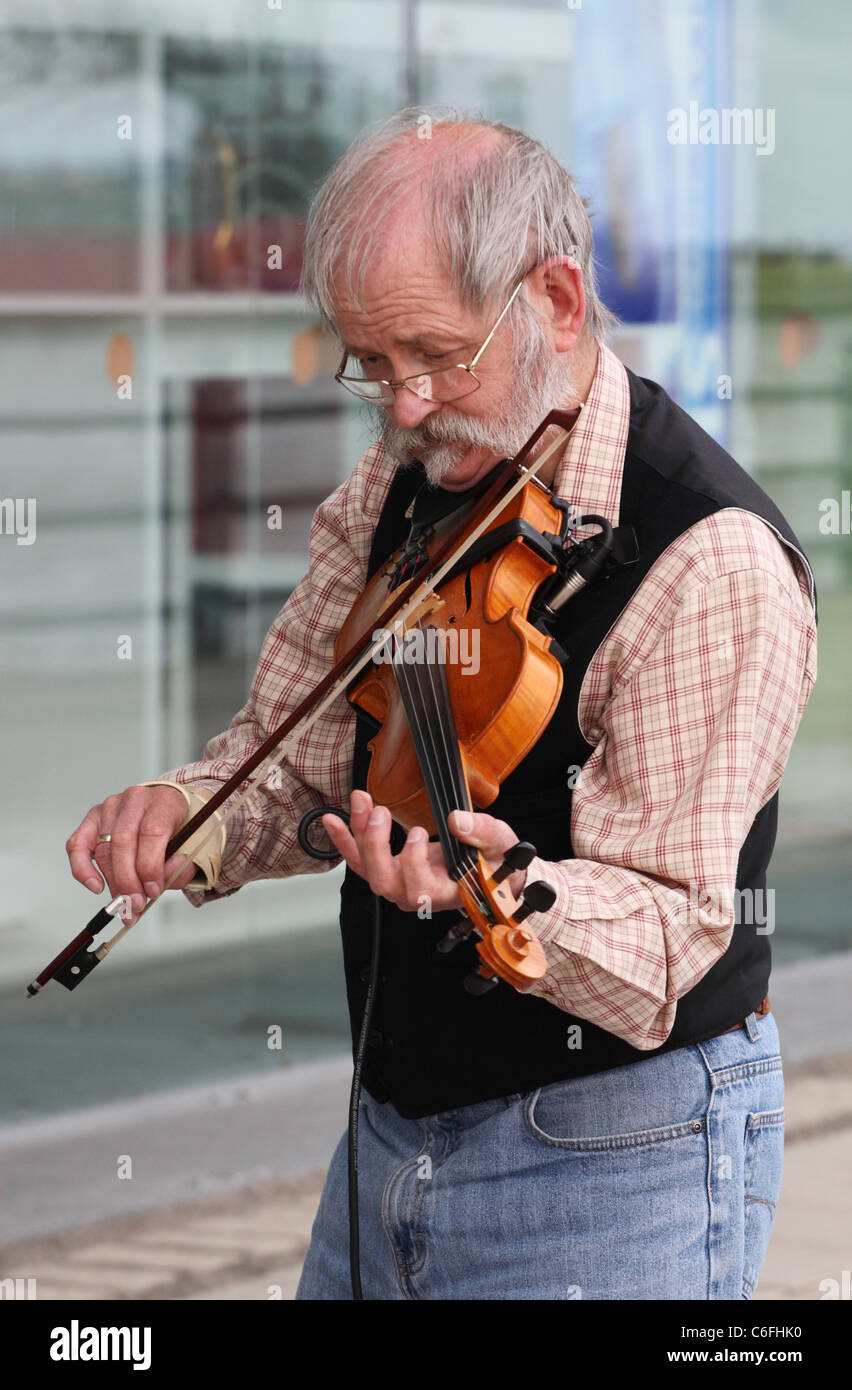 Colin Tipping of the Bone Creek Band playing Appalachian music on the fiddle at Sunderland Folk Festival 2011 Stock Photo