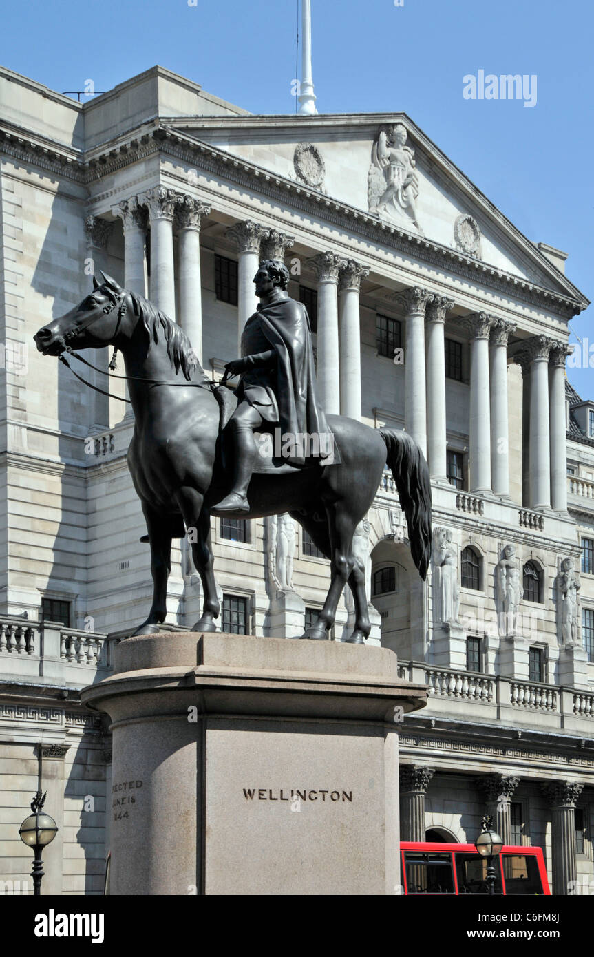 London street scene Duke of Wellington & horse statue with Bank of England beyond in Threadneedle Street financial district City of London England UK Stock Photo