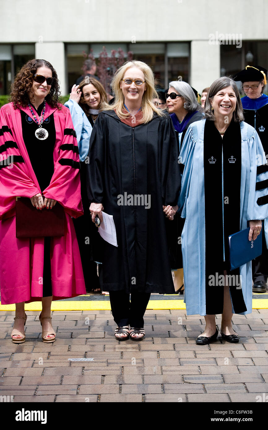 Barnard College President Debora L. Spar, Meryl Streep, Author Anna Quindlen (Barnard Class of 1974) Meryl Streep delivers the Stock Photo
