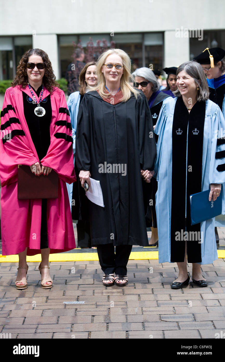 Barnard College President Debora L. Spar, Meryl Streep, Author Anna Quindlen (Barnard Class of 1974) Meryl Streep delivers the Stock Photo