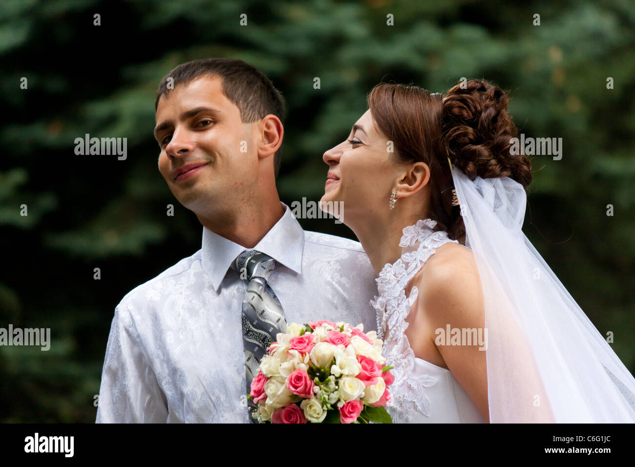 Happy smiling bride and groom Stock Photo - Alamy
