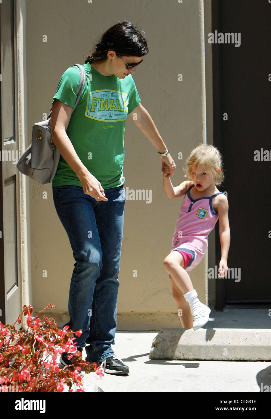 Jennifer Garner takes her daughter, Violet Affleck, to an art center in