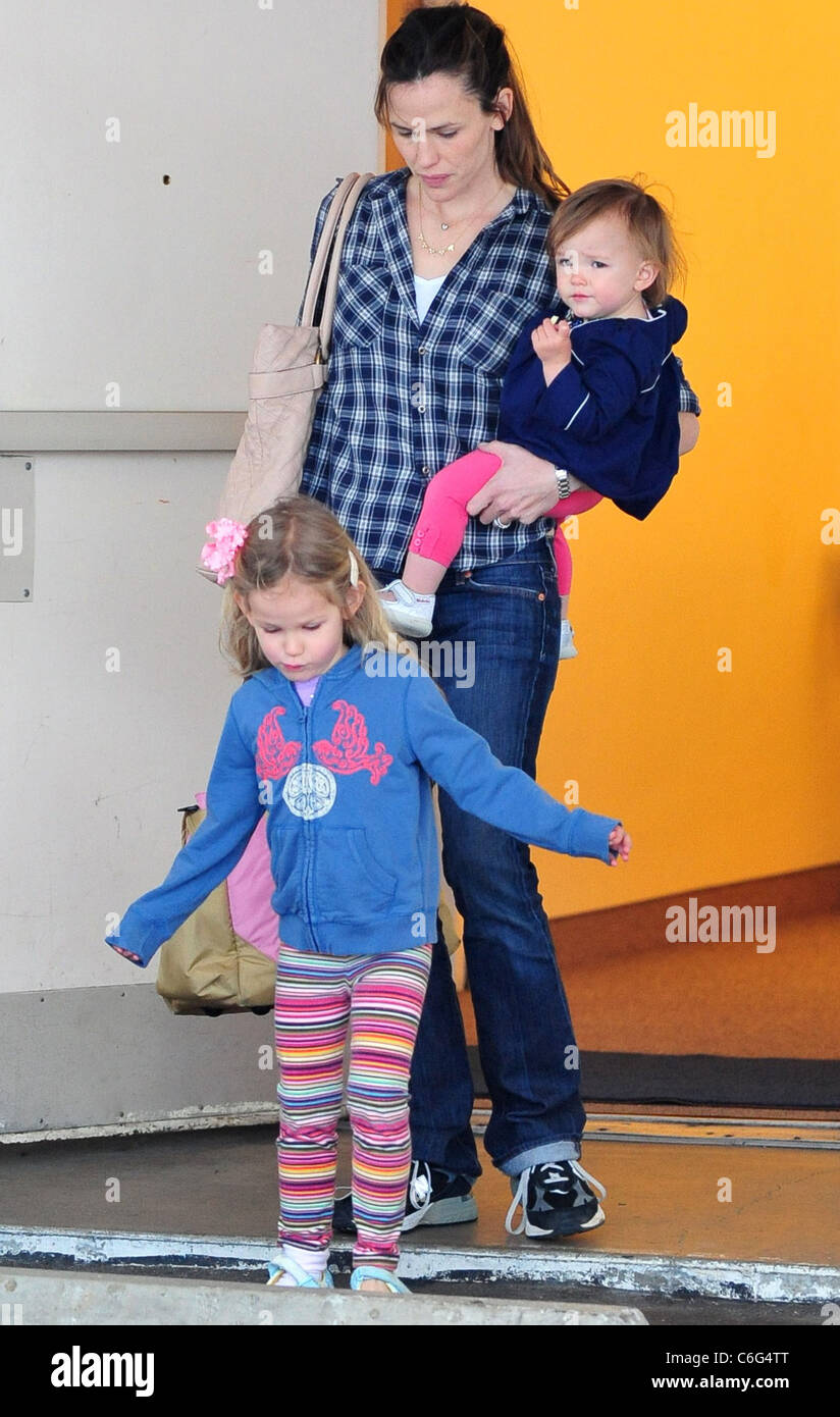 Jennifer Garner arrives to pick up her daughter Violet Affleck from pre