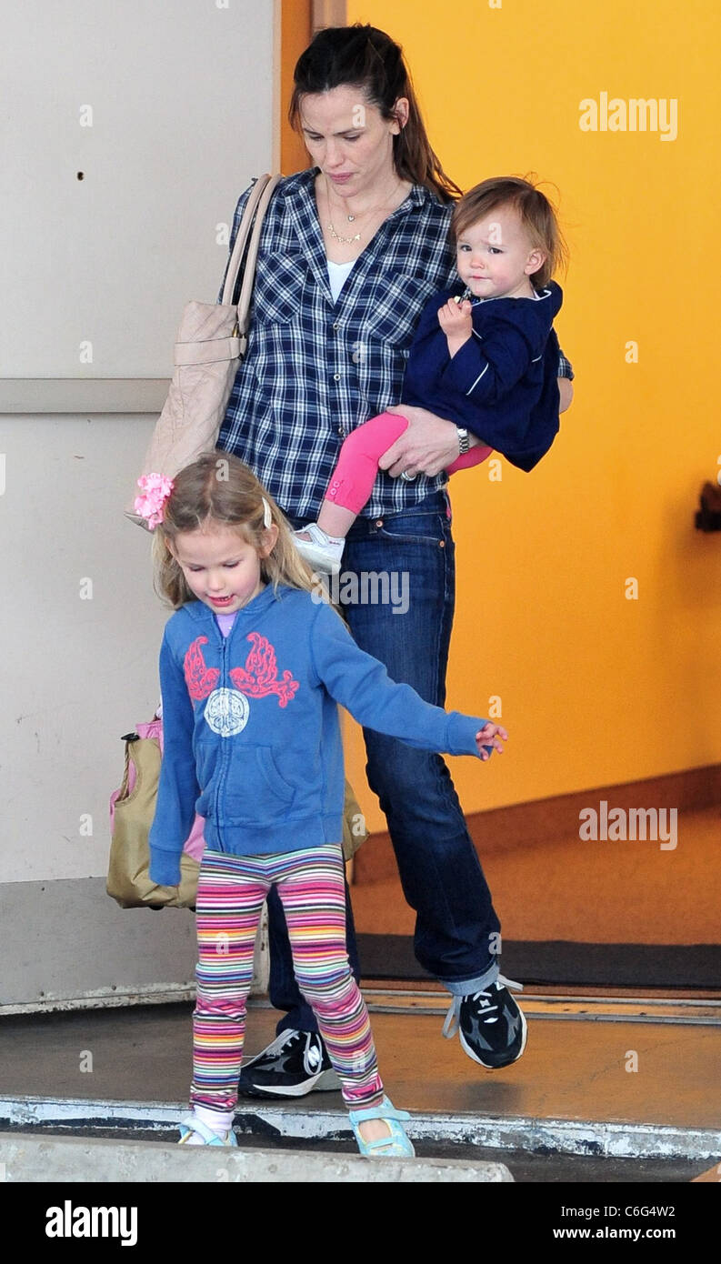 Jennifer Garner arrives to pick up her daughter Violet Affleck from pre