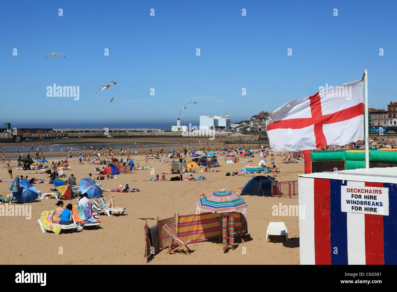 Beach in Margate, Kent, Turner Contemporary Gallery in background Stock Photo