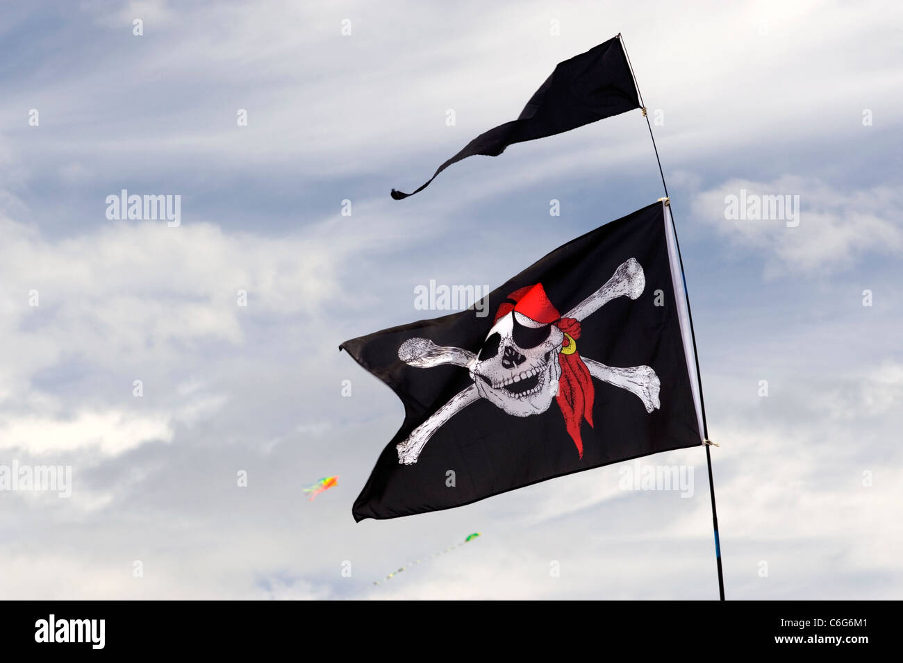 skull and crossbones flag flying at southsea kite festival Stock Photo Alamy