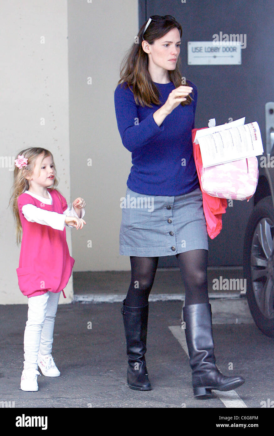 Jennifer Garner arrives to pick up her daughter Violet Affleck from pre(02)