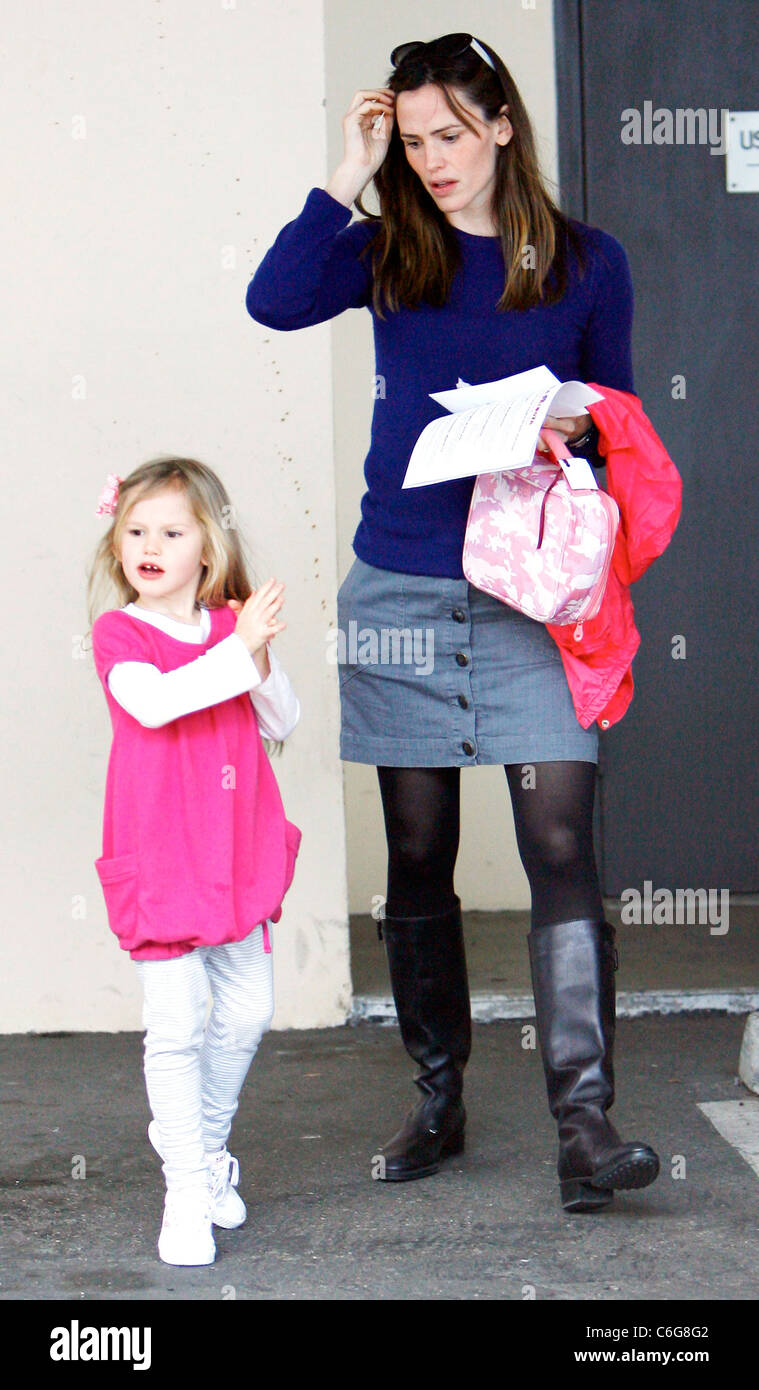 Jennifer Garner arrives to pick up her daughter Violet Affleck from pre