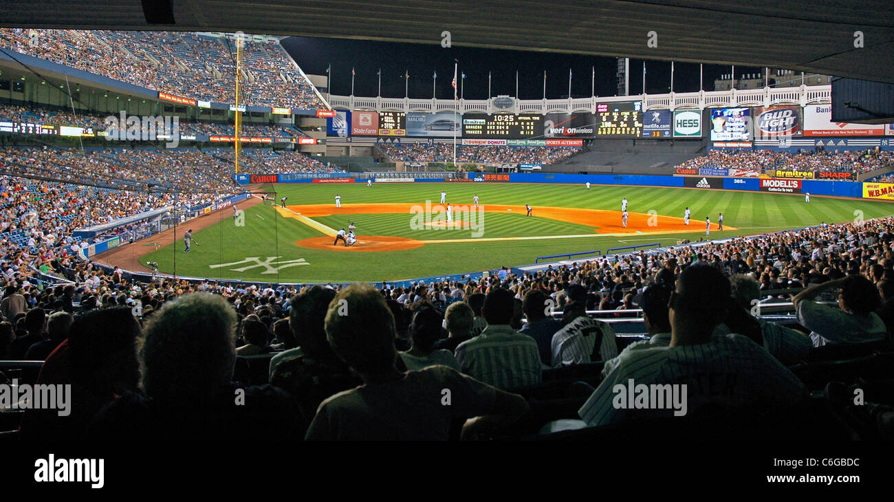 Old yankee stadium crowd hi-res stock photography and images - Alamy