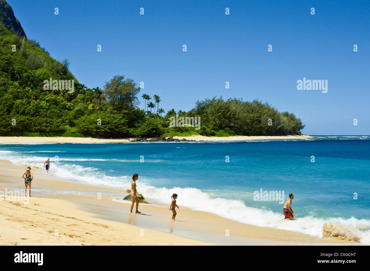 Hawaii family beach hi-res stock photography and images - Alamy