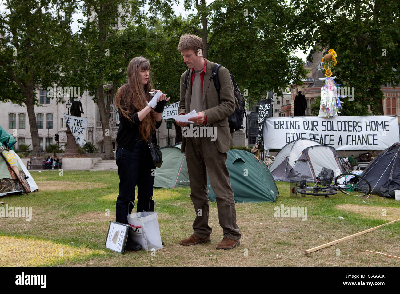 A campaigner for NO2ID talks to people at Democracy Village about new laws that threaten medical confidentiality. Stock Photo