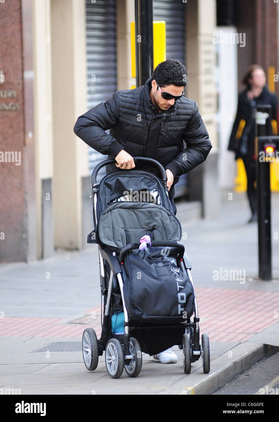 Mikel Arteta The Spanish and Everton football player with his wife ...