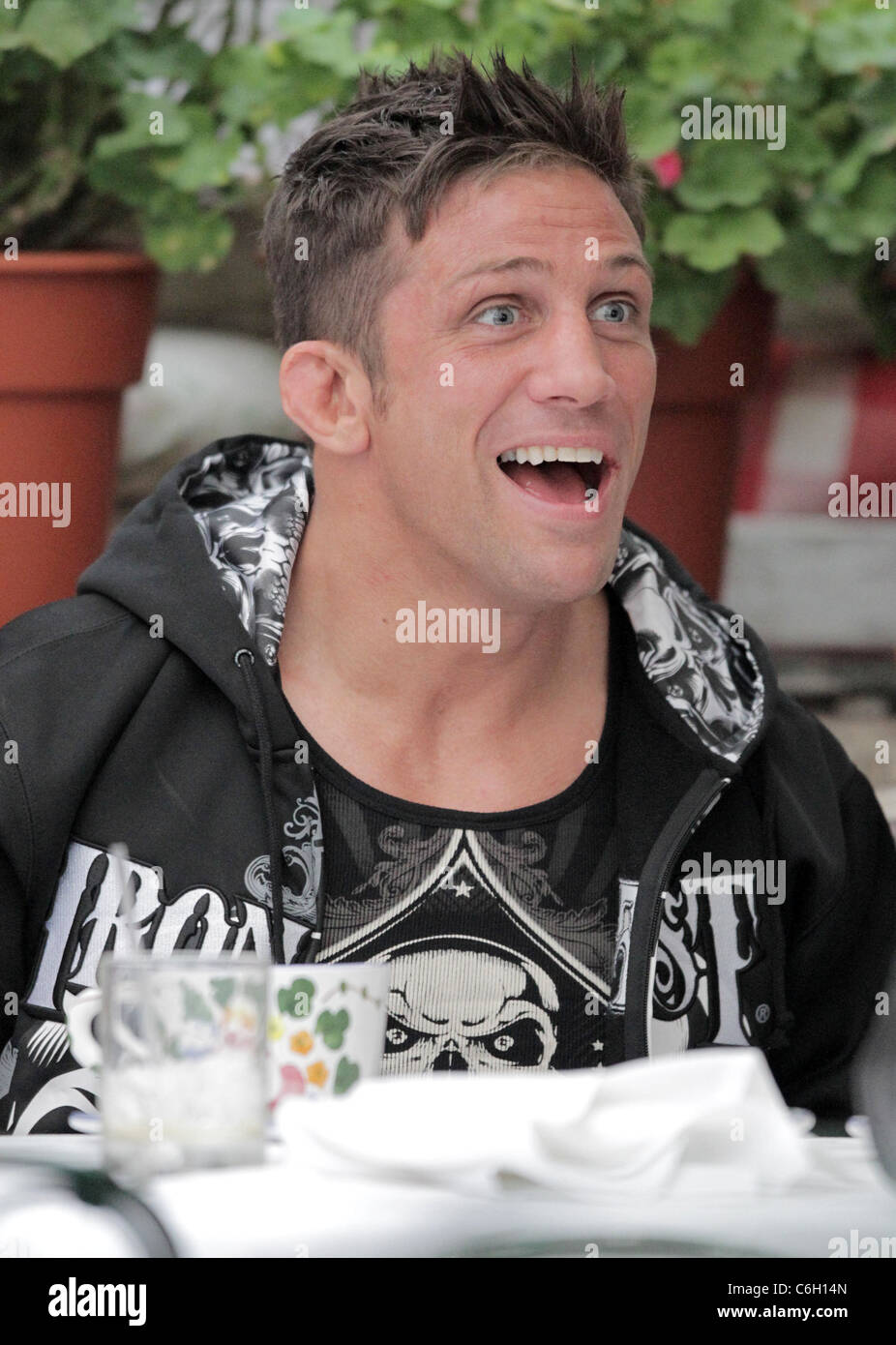 Alex Reid having lunch with his wife Katie Price and friends at the Ivy restaurant on Robertson Blvd. Los Angeles, California, Stock Photo