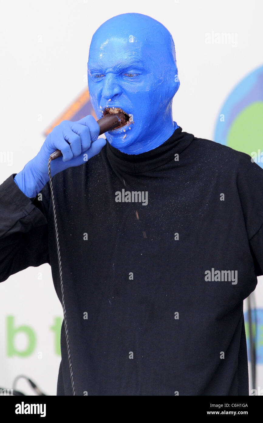 Blue Man Group New York Celebrates Earth Day's 40th Anniversary in