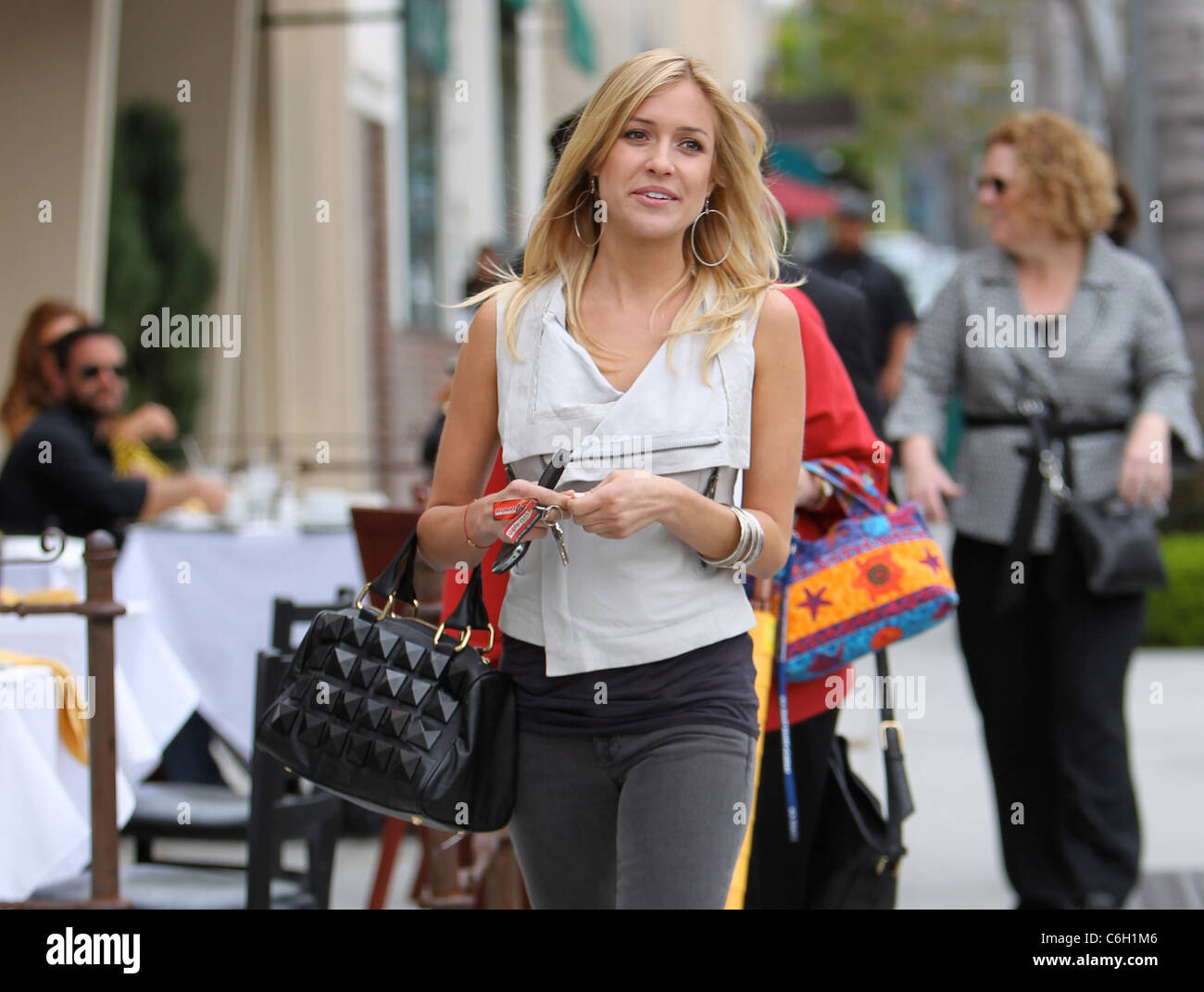Kristin Cavallari Filming A Scene For Mtvs The Hills At Coupa Cafe In Beverly Hills Los 