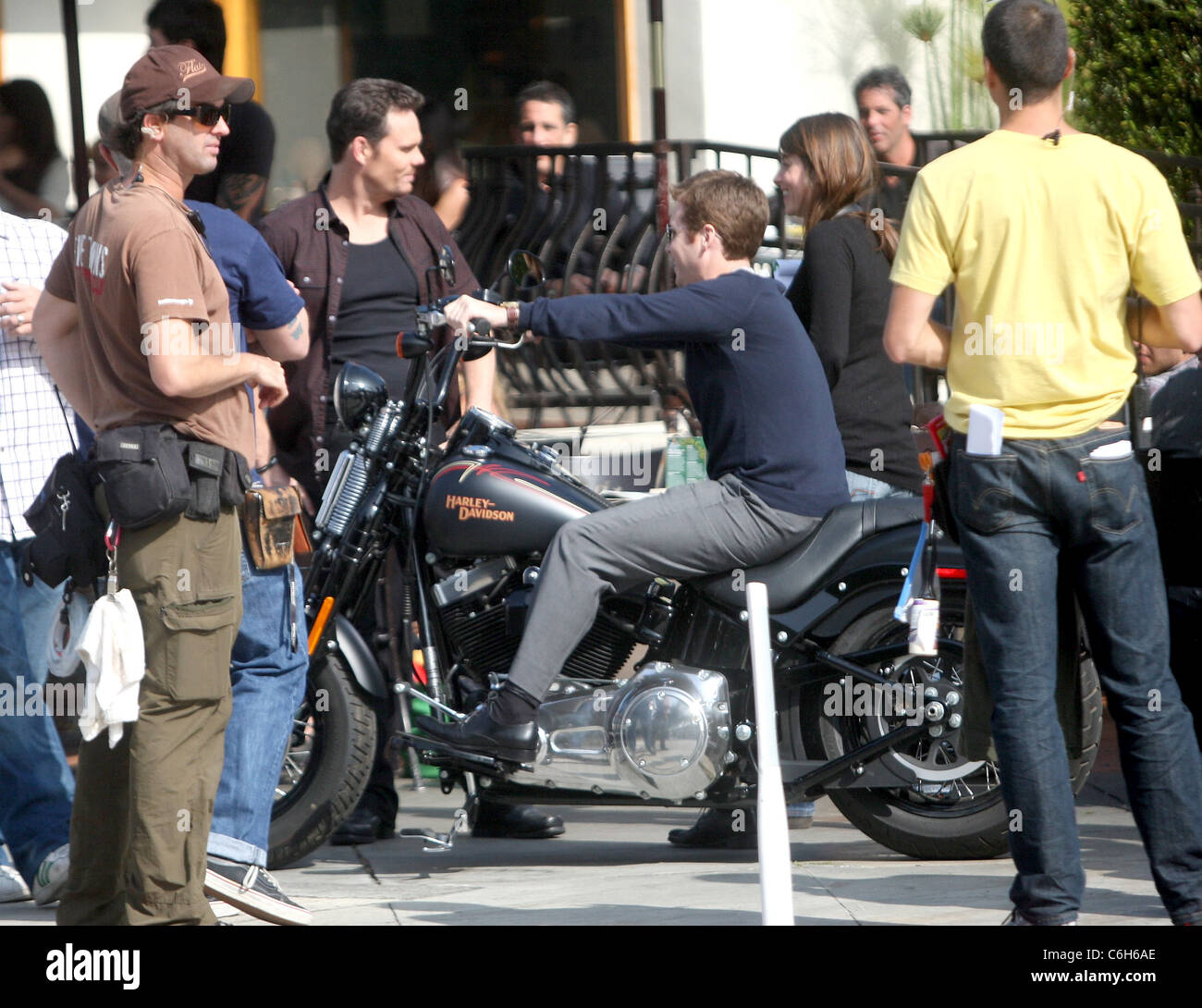 Kevin Dillon and Kevin Connolly sitting on a Harley-Davidson motorcycle  Cast members on the set of 'Entourage' filming on Stock Photo - Alamy