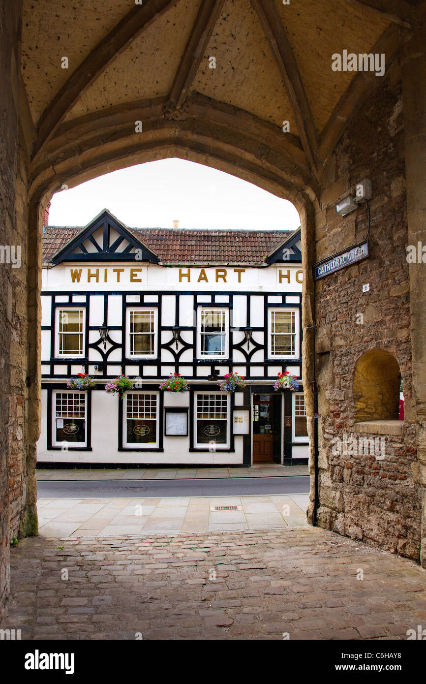 Looking through the Pauper's Gate in Wells Somerset to the timbered facade of the White Hart Hotel Stock Photo