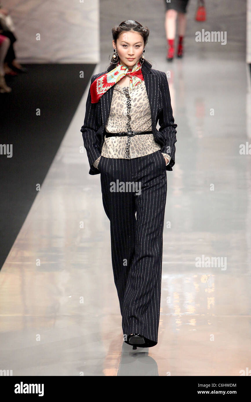 Model Japan Fashion Week Fall Winter 2011 - Yuki Torii - Catwalk